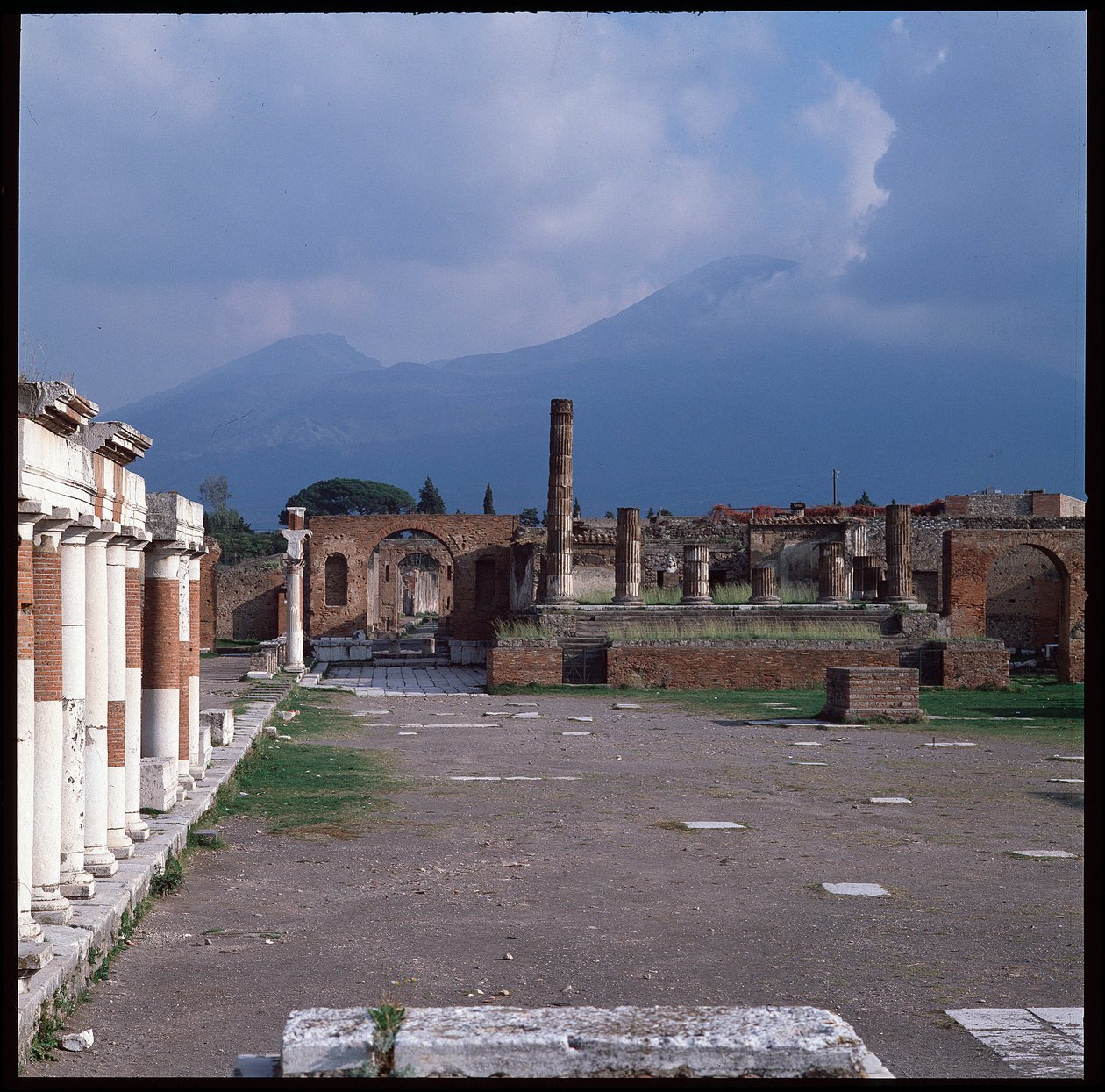 Romersk konst: utsikt över forumet, den arkeologiska platsen i Pompeji (1:a århundradet f.Kr.-1:a århundradet e.Kr.) Italien (romersk konst: utsikt över forumet i Pompeji av Roman Roman