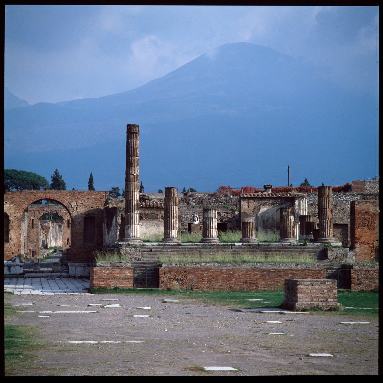 Romersk konst: utsikt över forumet, den arkeologiska platsen i Pompei (1:a århundradet f.Kr.-1:a århundradet e.Kr.) Italien (romersk konst: utsikt över forumet Pompeji av Roman Roman