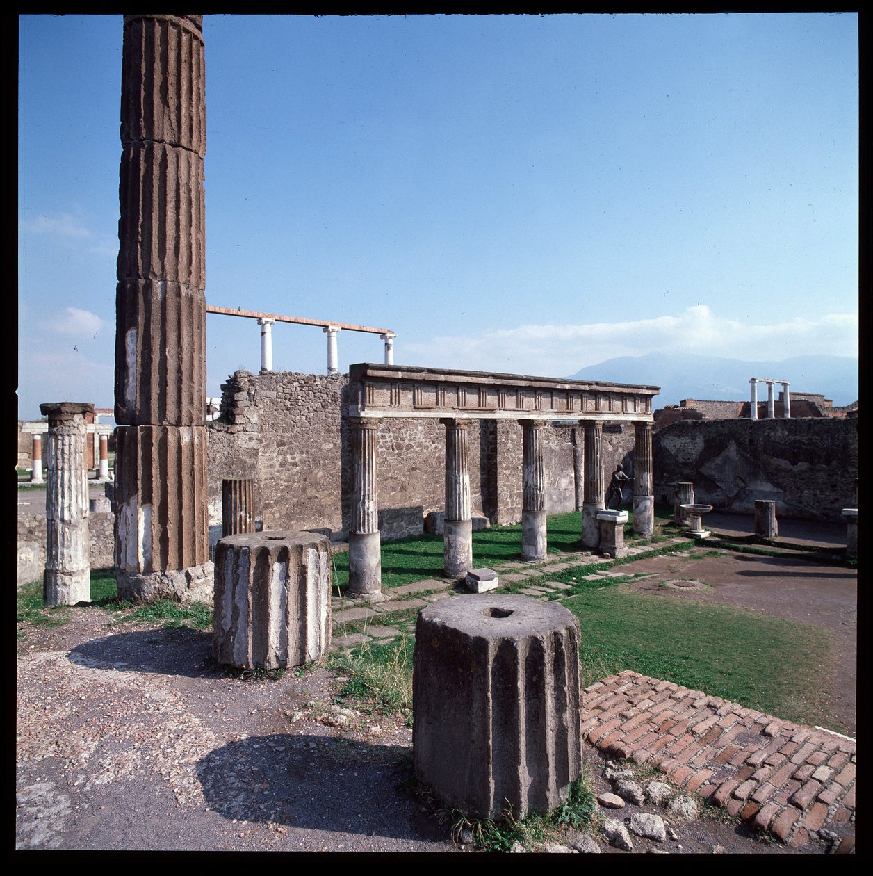 Romersk konst: Utsikt över Apollontemplet vid den arkeologiska platsen i Pompeji (4:e århundradet f.Kr.-2:a århundradet f.Kr.) Italien av Roman Roman