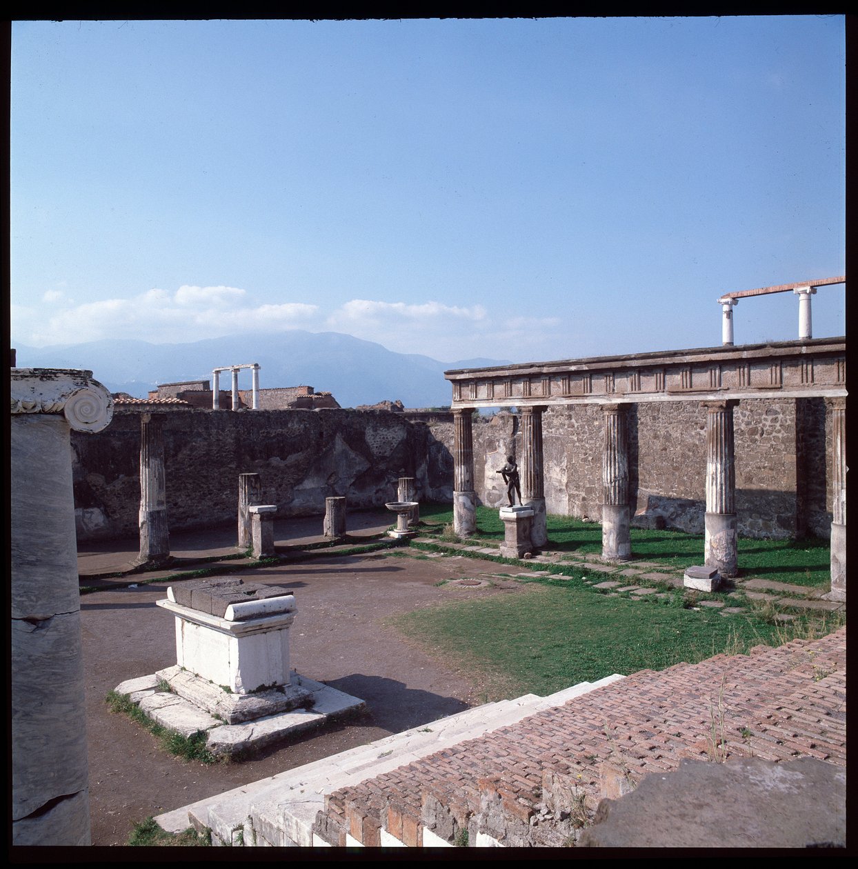 Romersk konst: Utsikt över Apollontemplet vid den arkeologiska platsen i Pompeji (4:e århundradet f.Kr.-2:a århundradet f.Kr.) Italien av Roman Roman