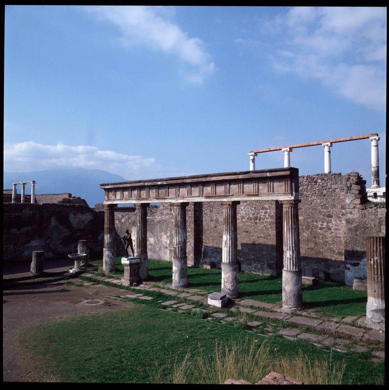 Romersk konst: utsikt över Apollontemplet på den arkeologiska platsen Pompei (300-talet f.Kr.-2:a århundradet f.Kr.) Italien (romersk konst: utsikt över Apollontemplet, Pompeji, 300-talet f.Kr.-2:a århundradet f.Kr., Italien) av Roman Roman
