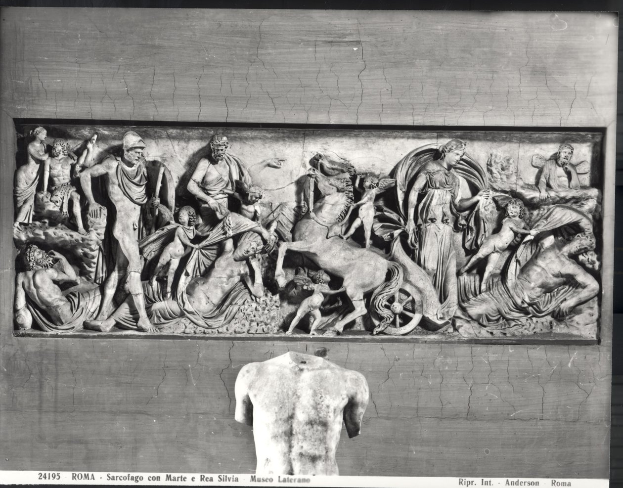 Sarkofag föreställande Mars och Rhea Silvia (marmor) (s/v foto) av Roman Roman