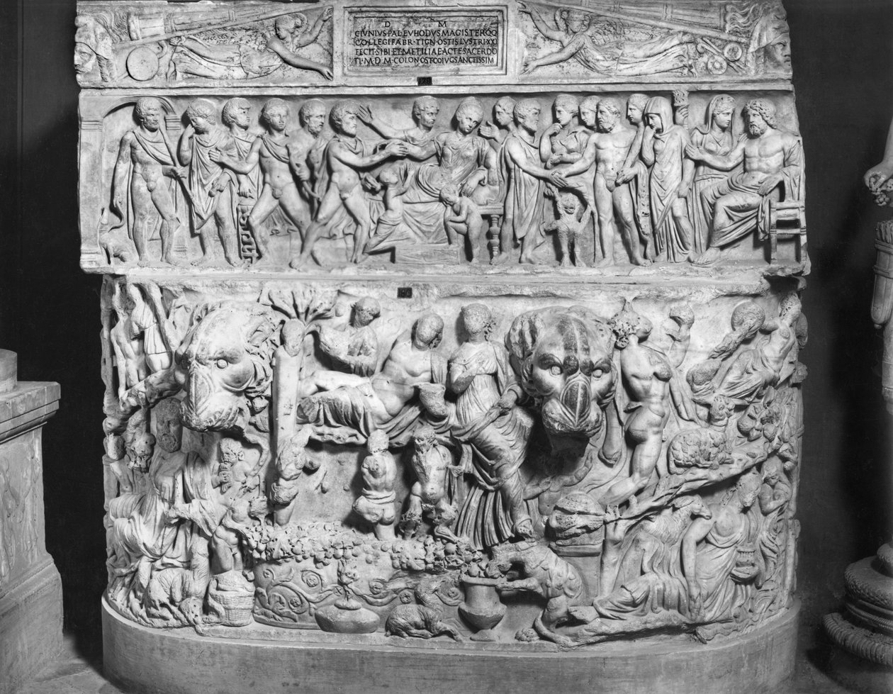 Sarkofag som visar Alcestis död (marmor) (s/v foto) av Roman Roman