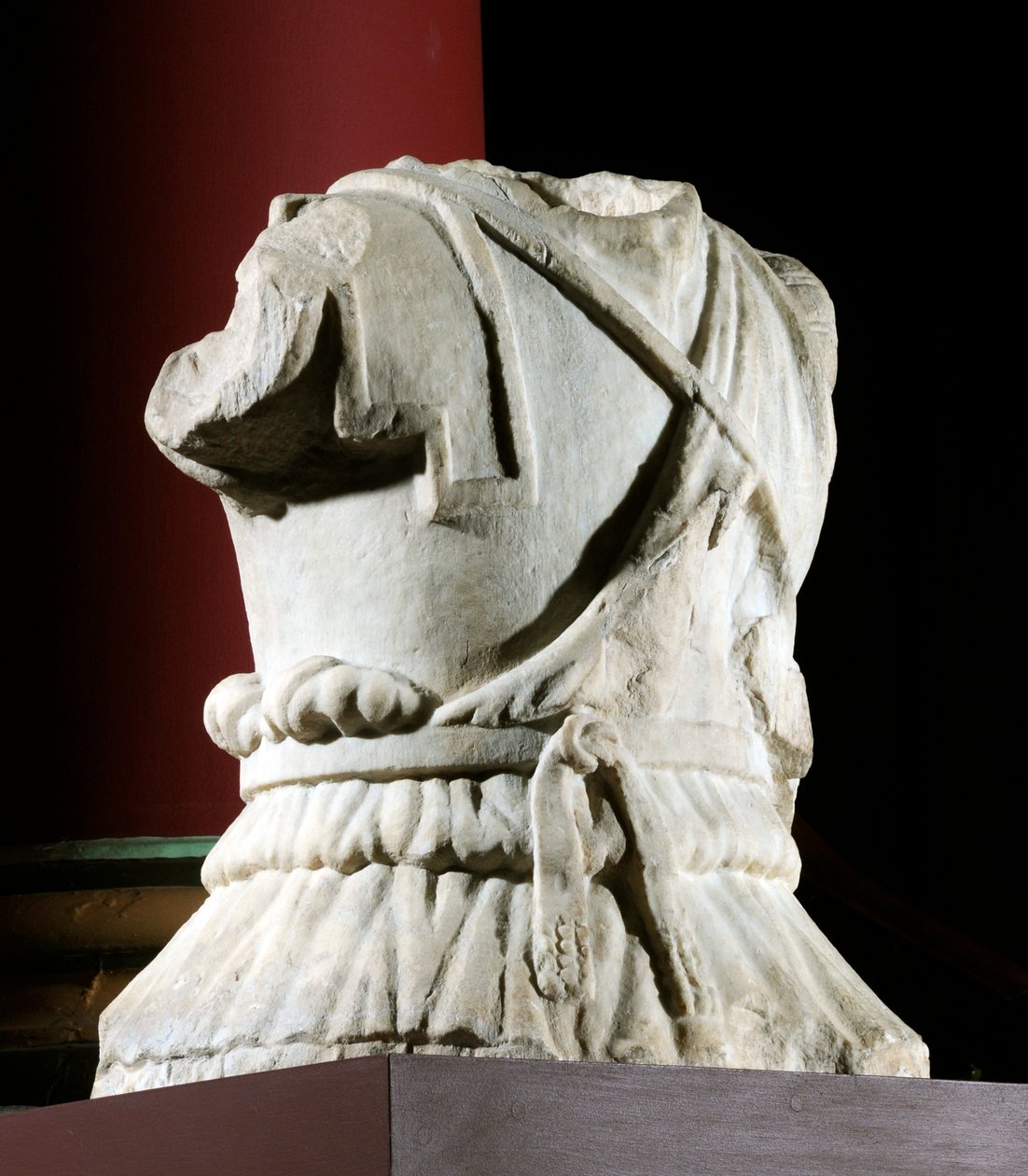 Skulpterad torso av en kavallerist (marmor) (se även 371178) av Roman Roman