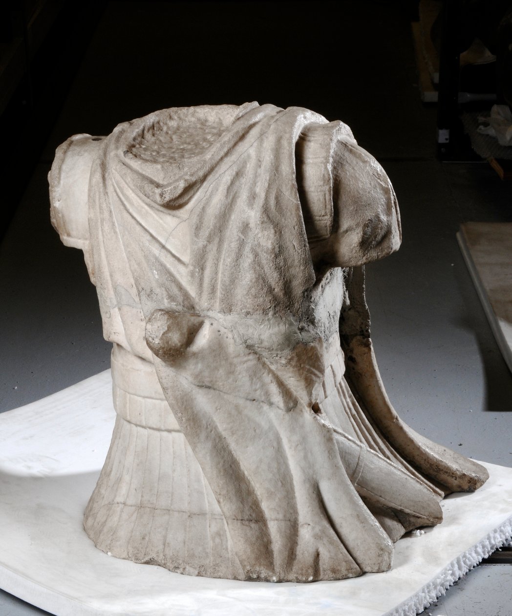 Skulpterad torso av en kavallerist med tung sliten mantel (marmor) av Roman Roman