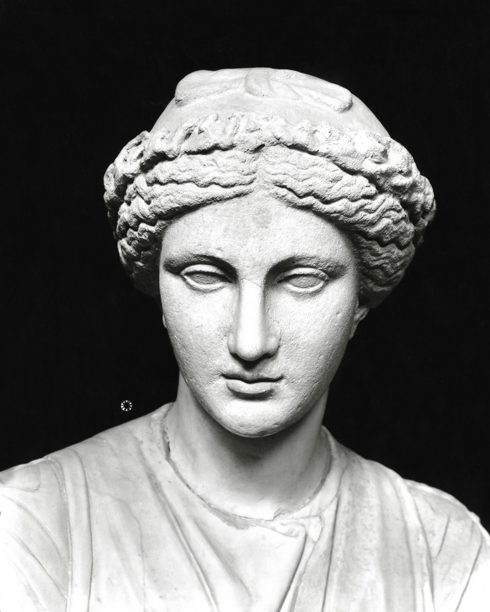 Staty av Clio som håller en rulla, detalj av huvudet (sten) (s/v foto) (se även 161938) av Roman Roman