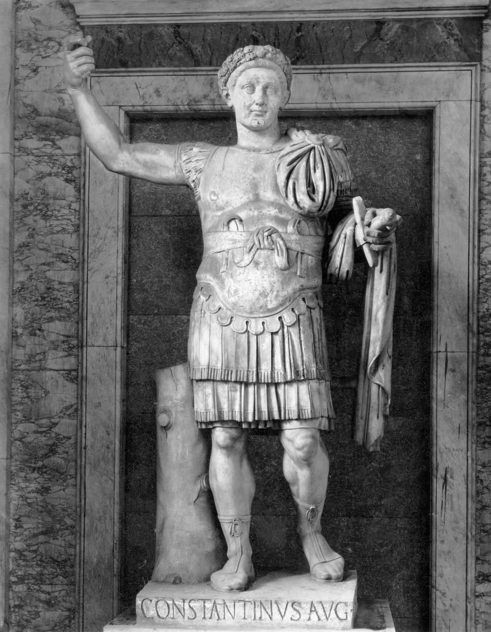 Staty av kejsar Konstantin (274-337 e.Kr.) (marmor) (s/v foto) av Roman Roman