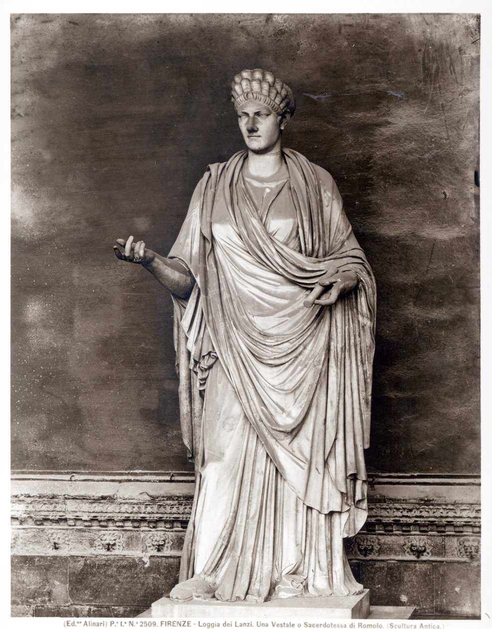 Staty av en vestalisk jungfru eller prästinna av Romulus (marmor) (s/v foto) av Roman Roman