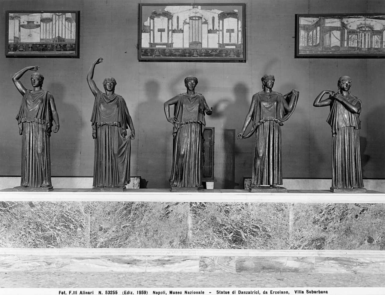 Statyer av dansare. Utställd från en förortsvilla i Herculaneum av Roman Roman