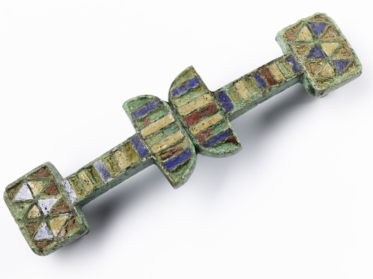 Bandförbindning med övre yta satt med röd, blå och gul emalj, från den romerska legionärfästningen i Inchtuthil, Caputh, Perthshire (brons och emalj) av Roman Roman