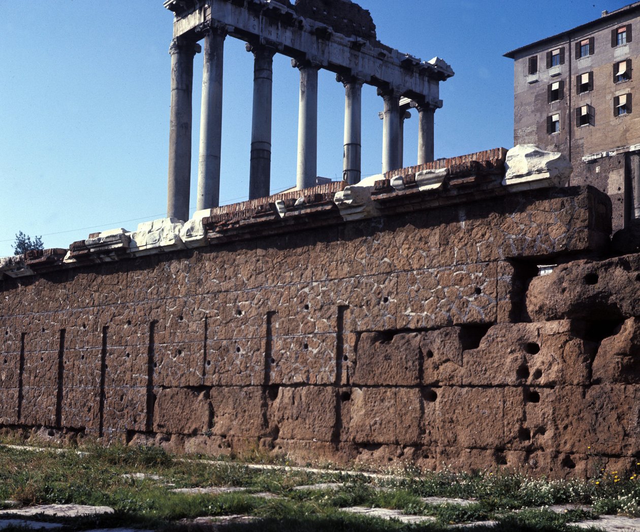 Rostres av Forum Romanum. Rom av Roman Roman