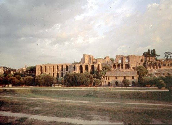 Utsikt över Palatinen från Circus Maximus (foto) (se även 99013) av Roman Roman