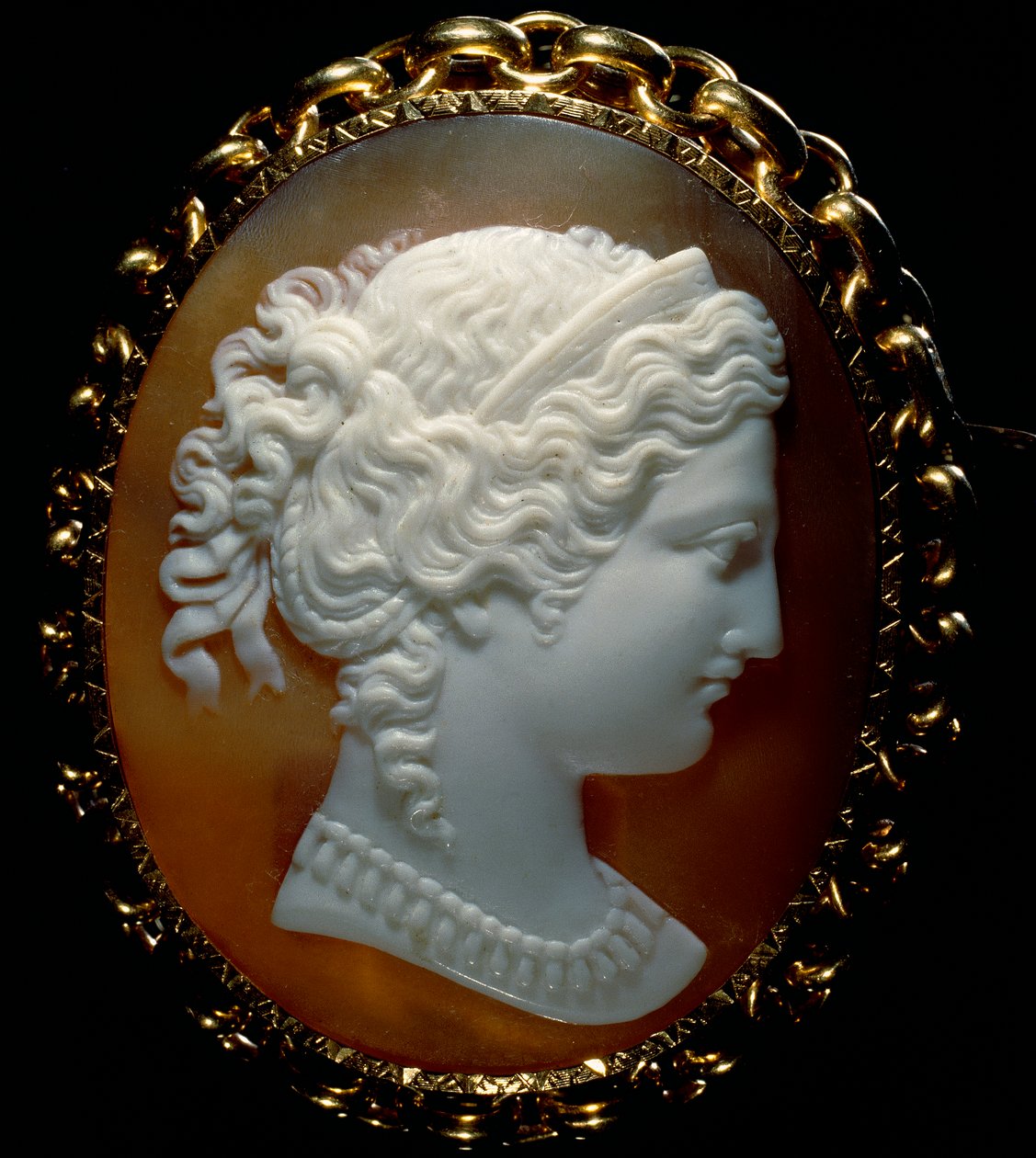 Porträtt av en kvinnlig profil; cameo på sardonice, infattad i guld av Roman School