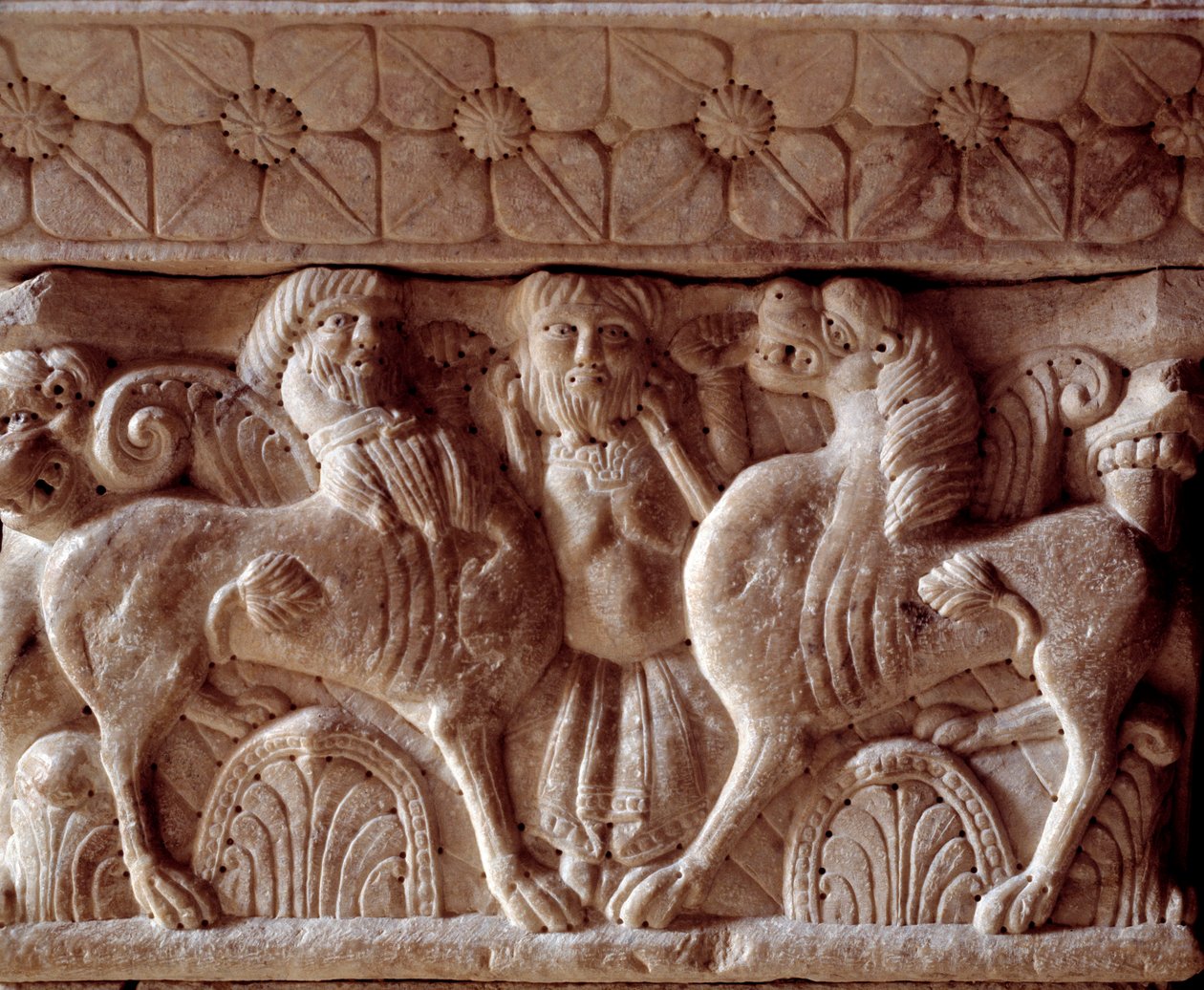 En kentaur och ett lejon, huggen huvudstad i tribunen av Priory av Romanesque