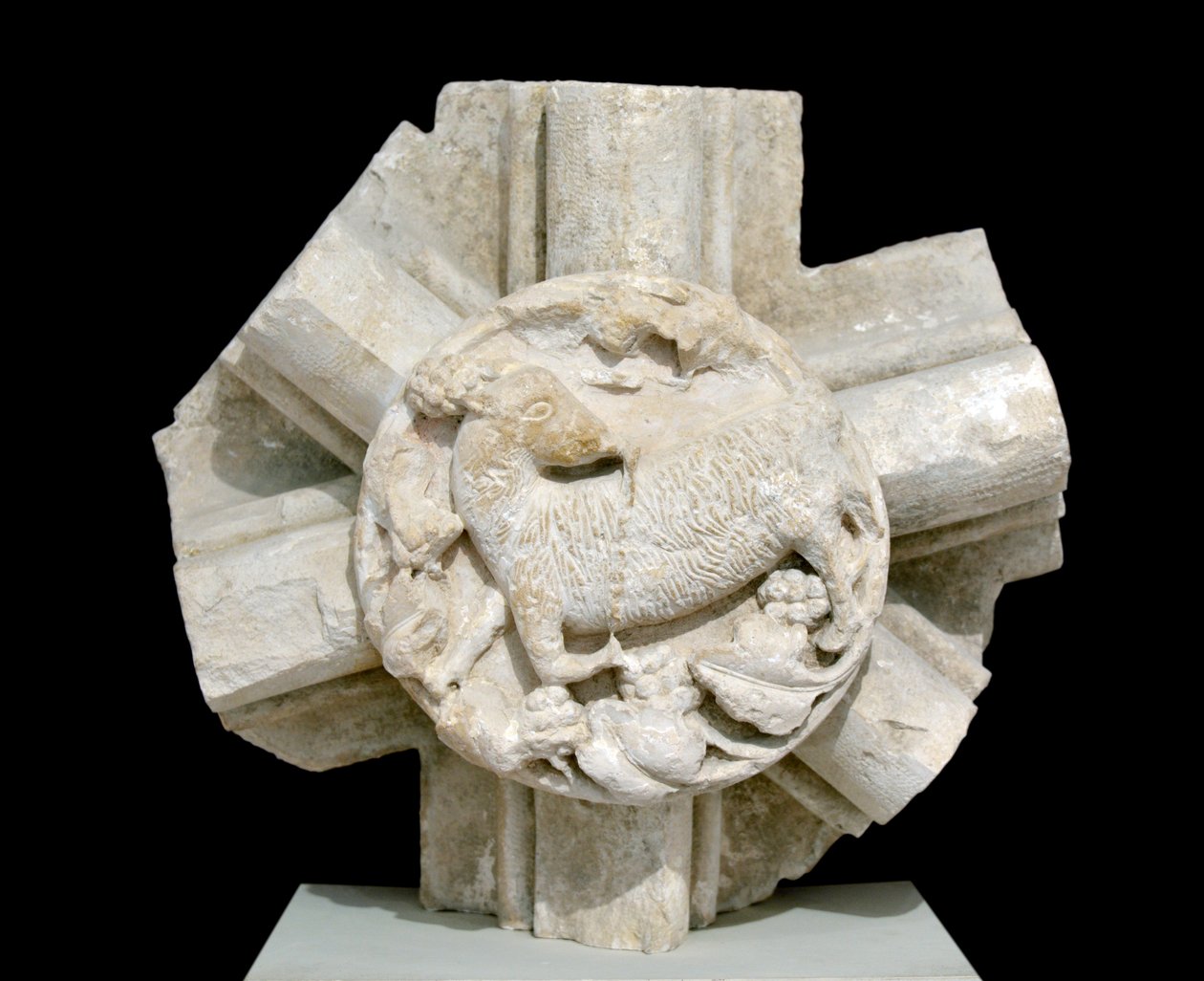 Ett lamm, valv av Saint Laurent Chapel (St. Lawrence), försvann i flera år och ursprungligen beläget ovanför Cistercienserklostret Fontenay (klostret Fontenay, Bourgogne, Frankrike: slutsten som representerar ett lamm) av Romanesque