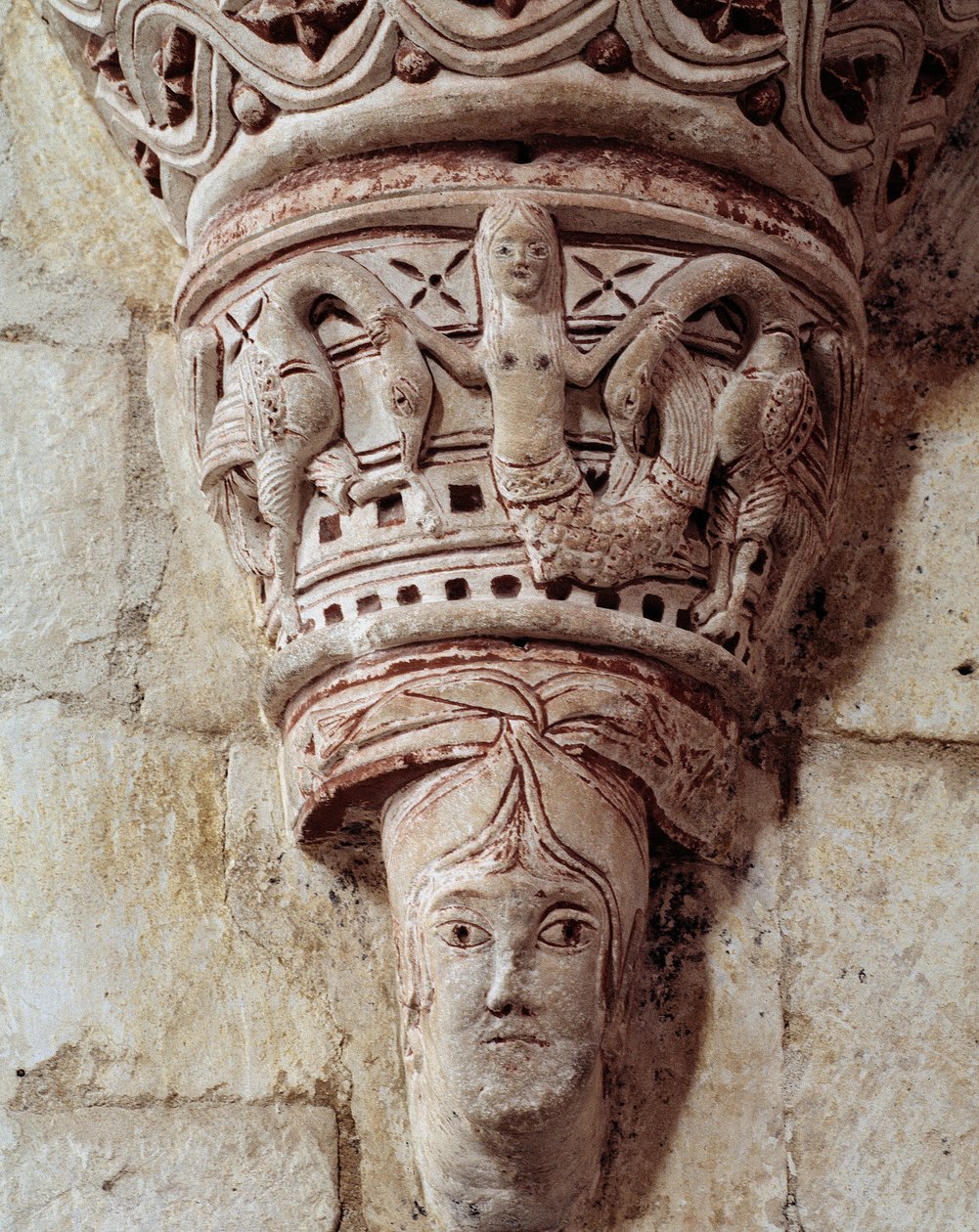 En sjöjungfru, huggen huvudstad i koret av Romanesque