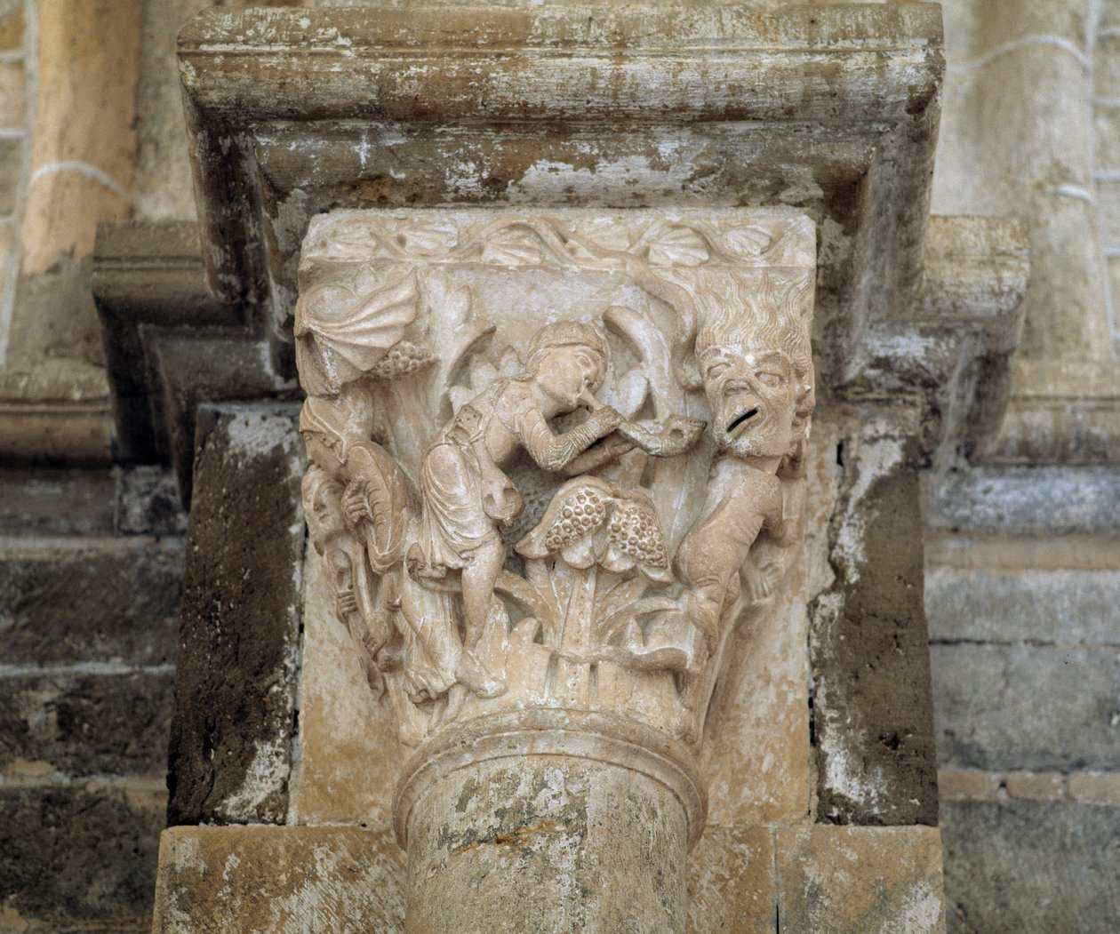 En musiker och en demon som symboliserar lechery (ristad huvudstad) av Romanesque
