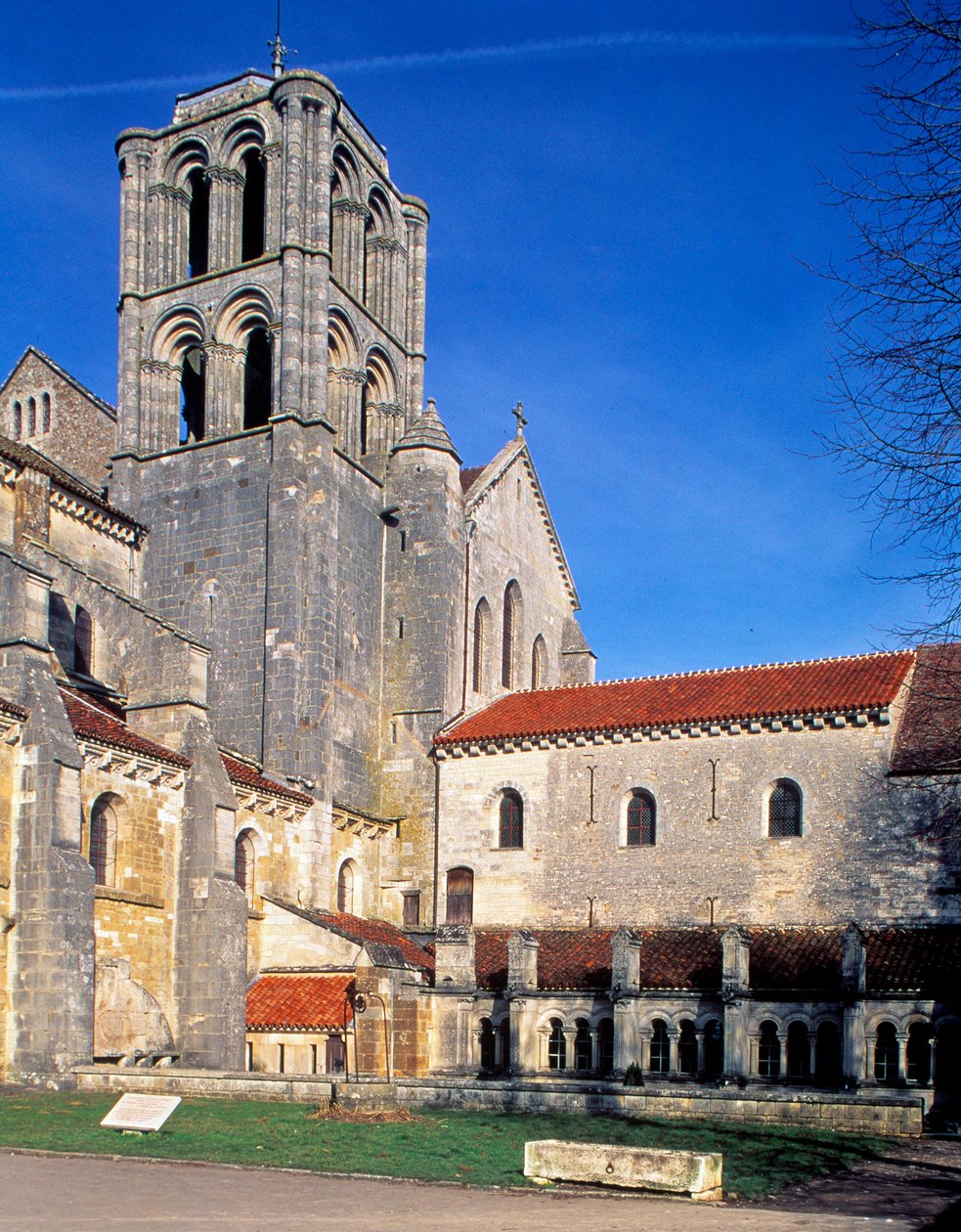 Basilica of Vezelay (Yonne, Bourgogne), utsikt från utsidan av Romanesque