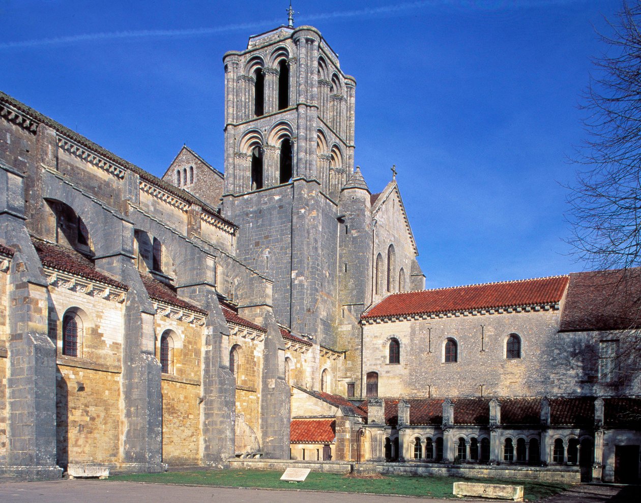 Basilica of Vezelay (Yonne, Bourgogne), utsikt från utsidan av Romanesque