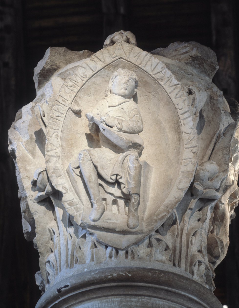 Huvudstad i kören som representerar den första tonen i den gregorianska sången (skulptur av Romanesque