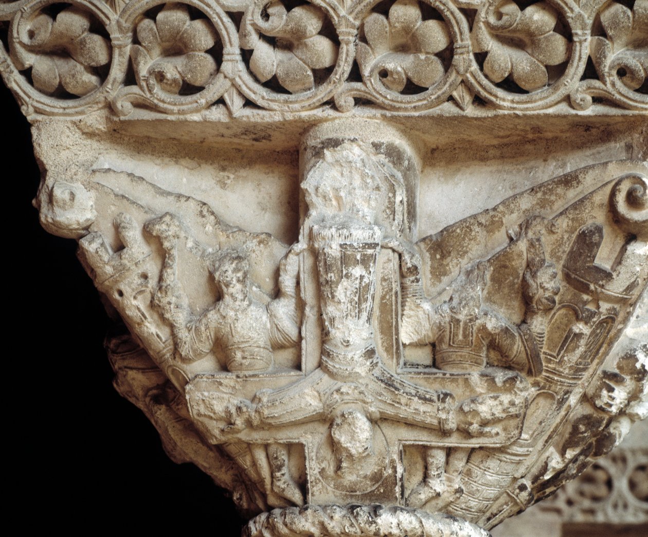 Kapital som representerar Peter på hans kors (skulptur av Romanesque
