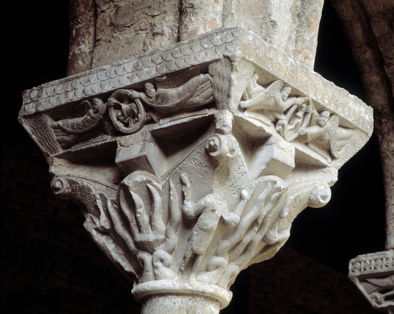 Kapital som representerar de tre judarna i den brinnande ugnen (skulptur av Romanesque