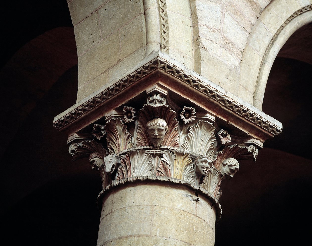 Ristade huvudstad av Romanesque