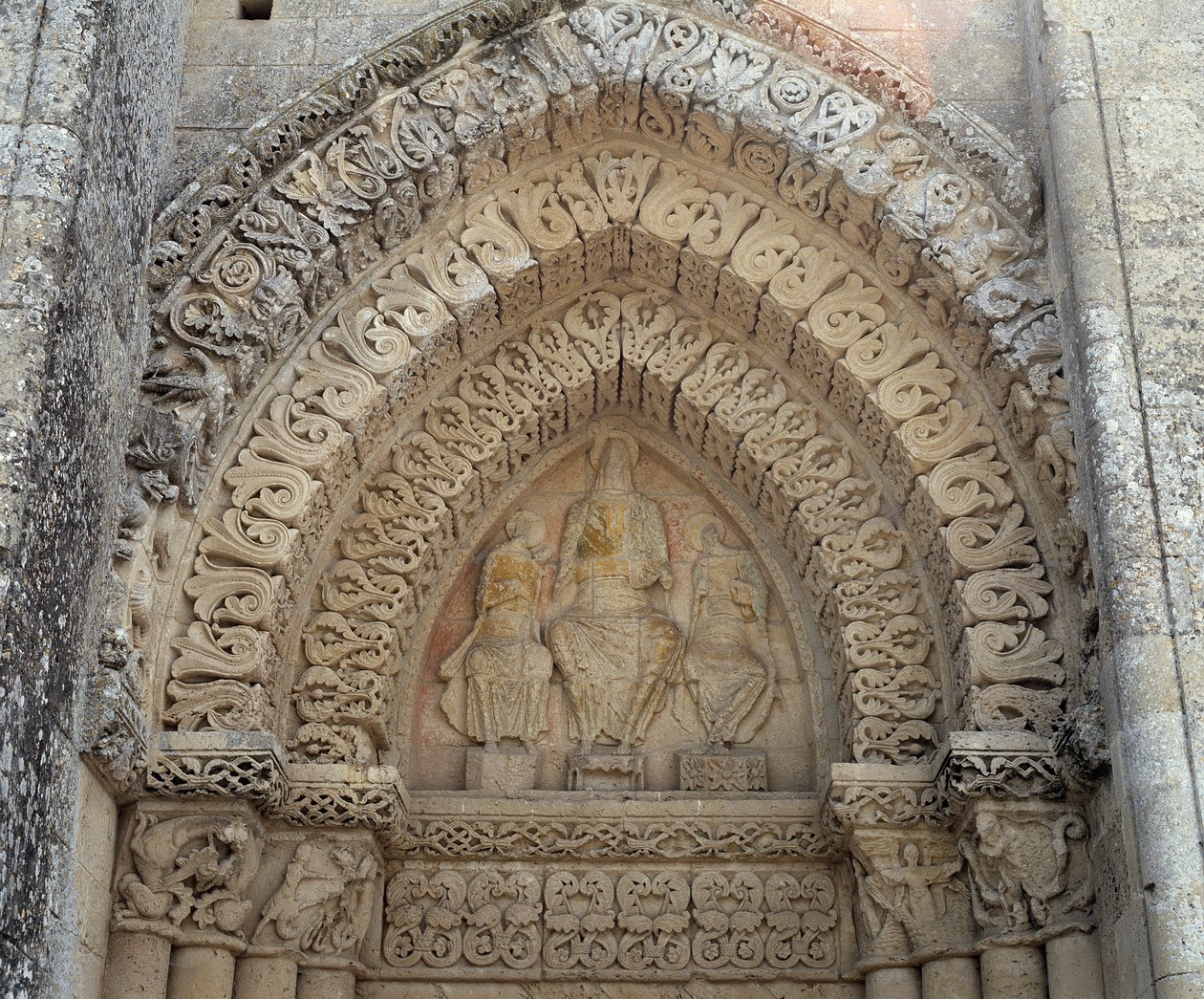 Kristus i härlighet mellan den helige Paulus och den helige Petrus, falsk portal (skulptur av Romanesque