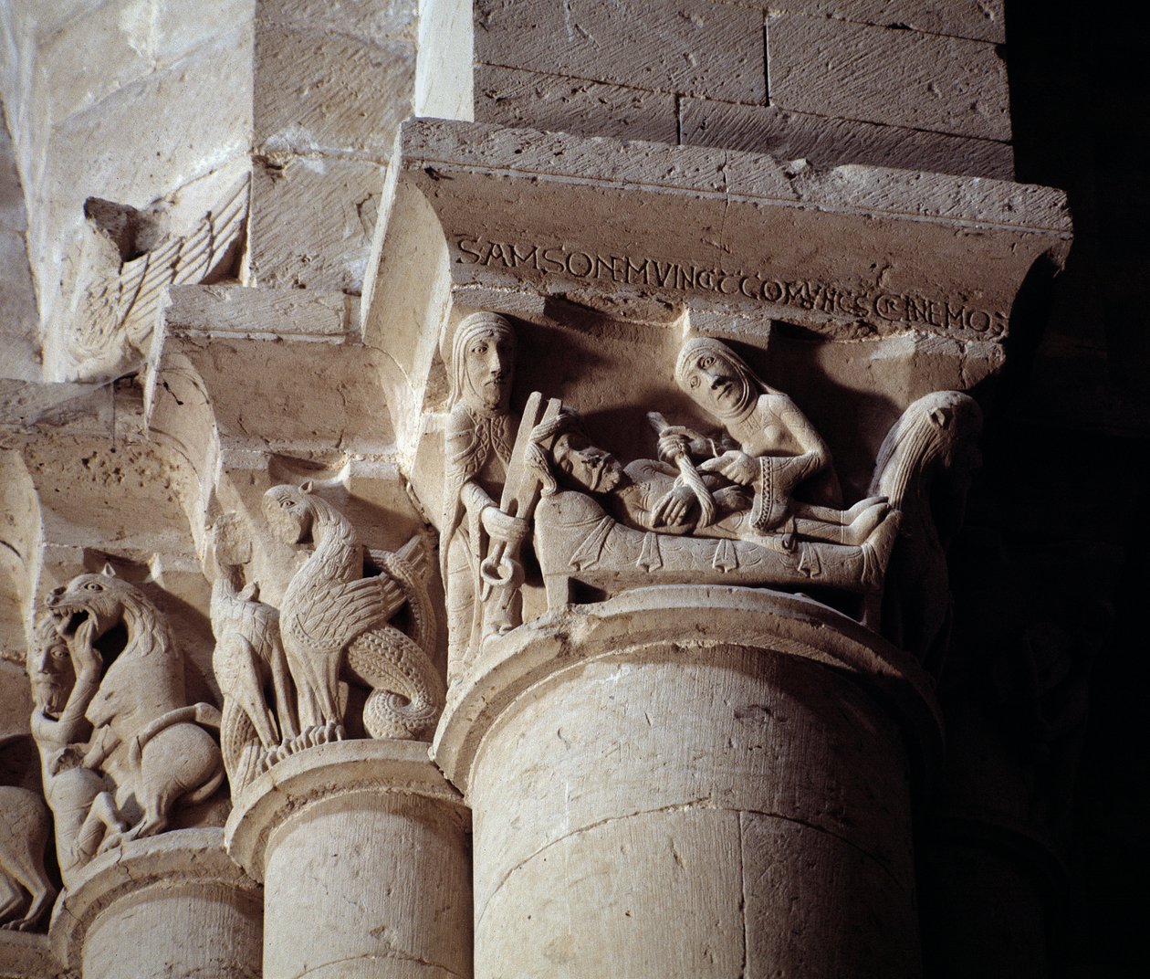 Delila klipper Simsons hår (snidad huvudstad i tvärskeppet) av Romanesque