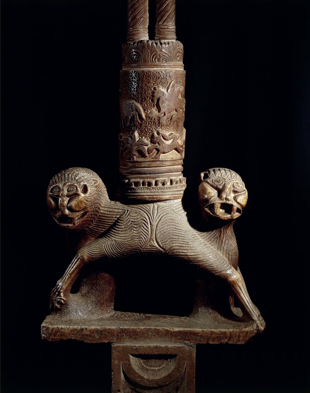 Detalj av påskljusstaken med lejon av Romanesque