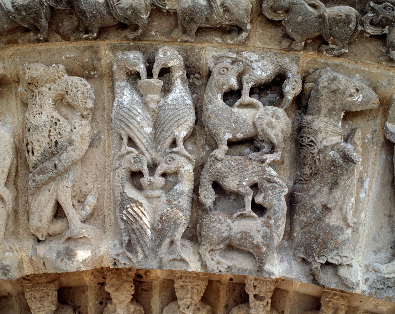 Detalj av skulpturer av den södra portalen av Romanesque