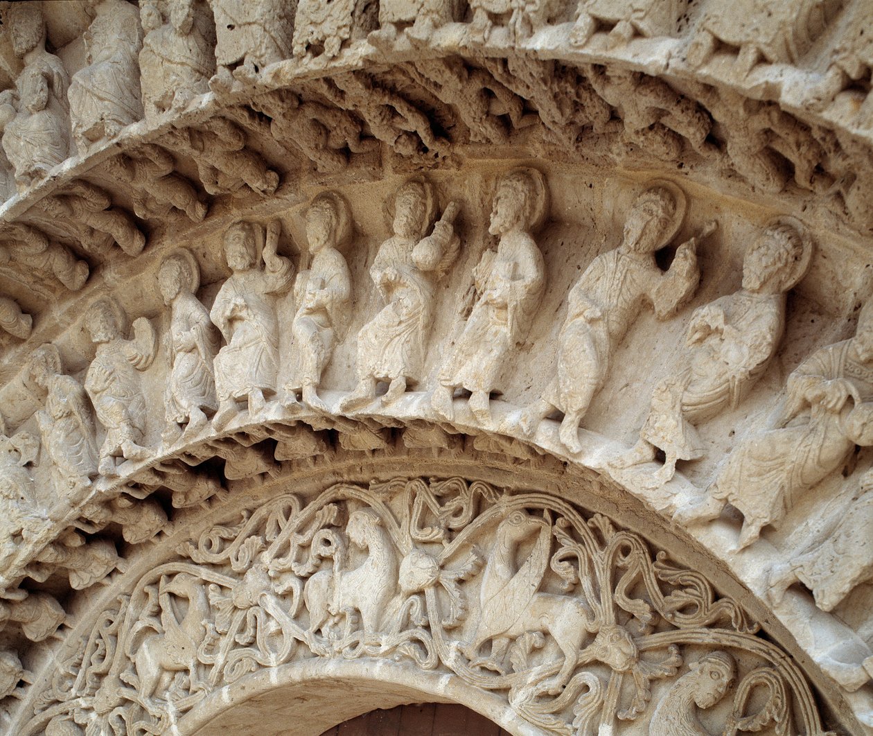 Detalj av skulpturer av den södra portalen av Romanesque