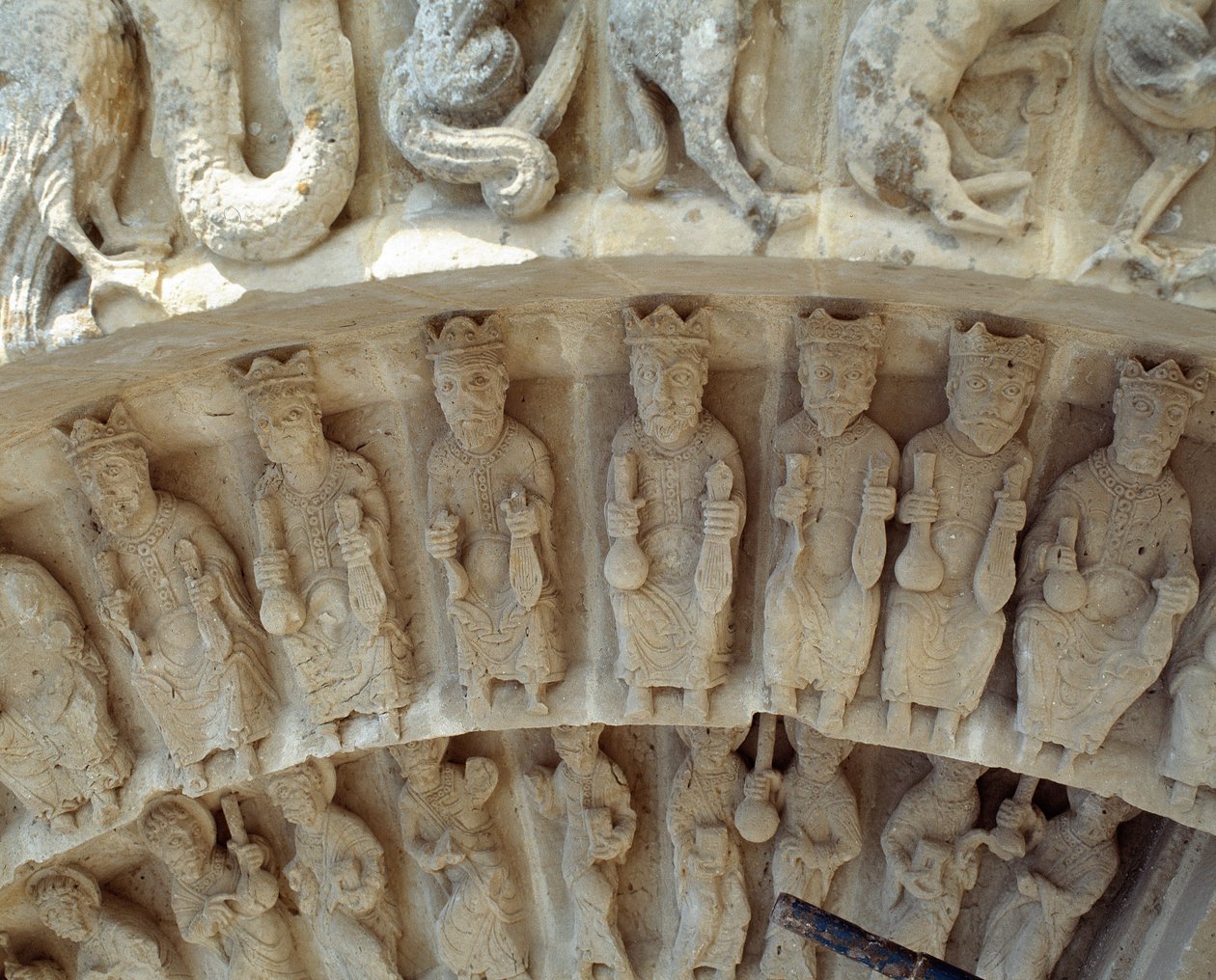 Detalj av skulpturer av den södra portalen av Romanesque