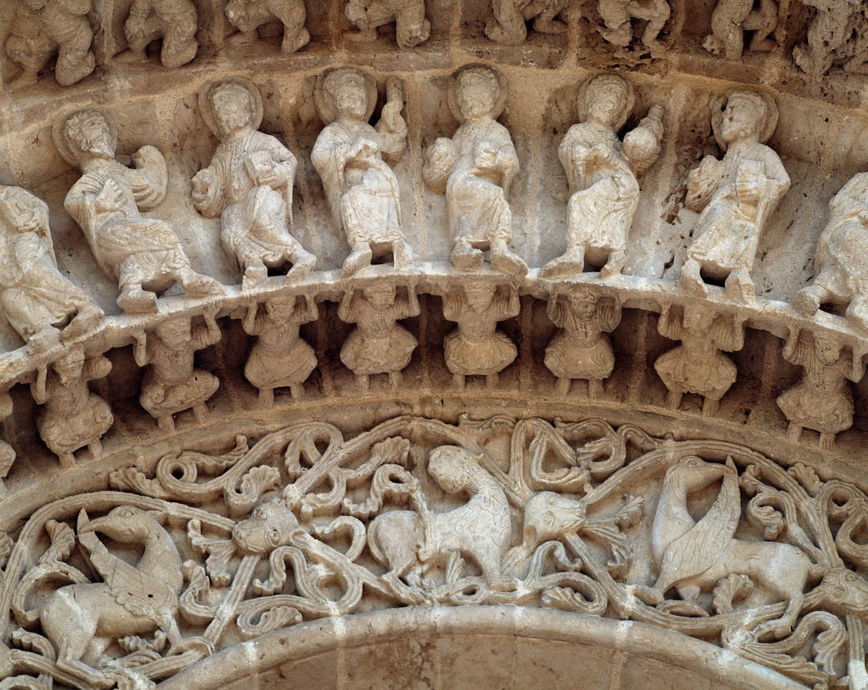 Detalj av skulpturer av den södra portalen av Romanesque