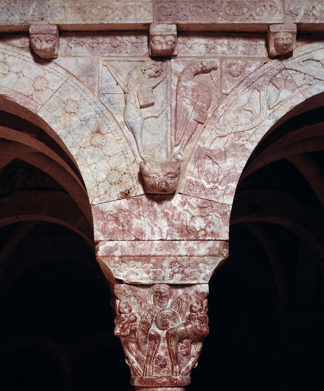 Detalj av symboler för evangelisterna John och Marc, ristade på Priory-tribunen av Romanesque