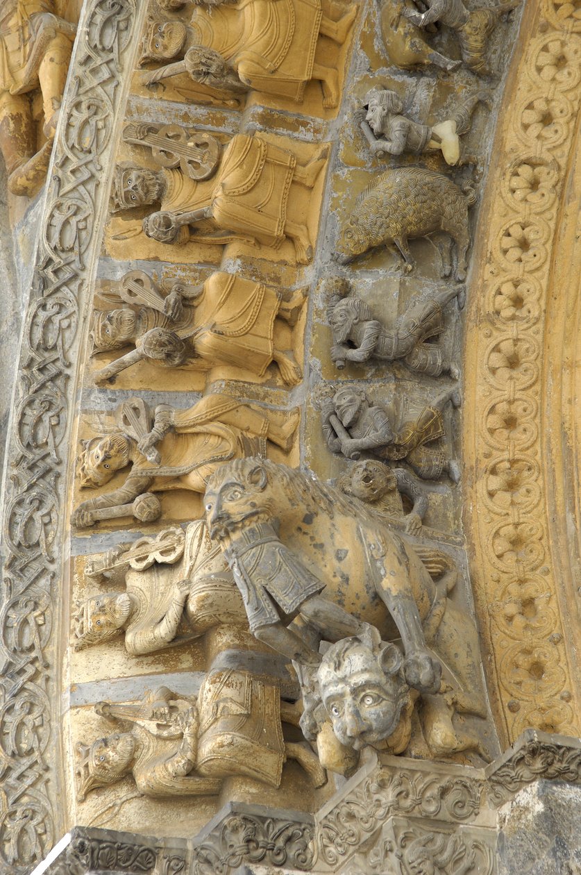 Detalj av det snidade valvet på fasaden på katedralen Saint Marie, Oloron Sainte Marie (Atlantiska Pyrenéerna) av Romanesque
