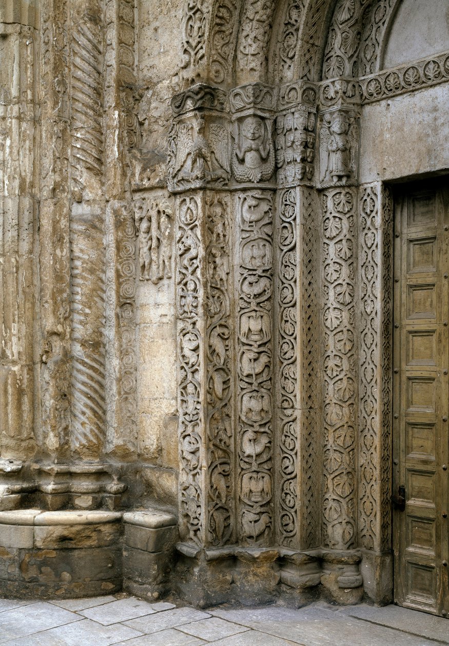 Detalj av fasadens vänstra sida av basilikans portal, tidigt 1100-tal (fotografi) av Romanesque