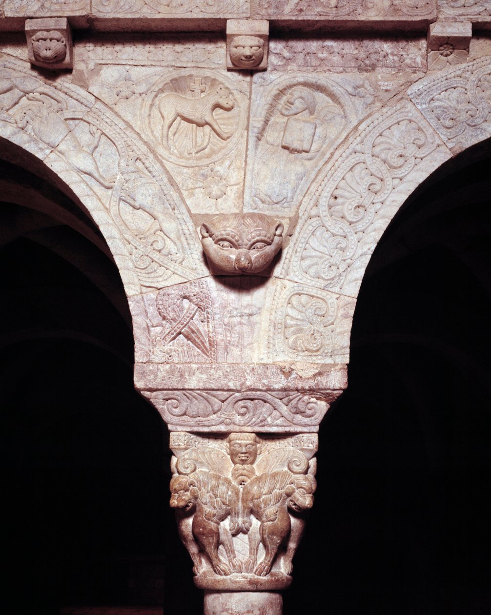 Detalj av Guds lamm och symbol för evangelisten Luke, ristad på tribunen av Priory av Romanesque