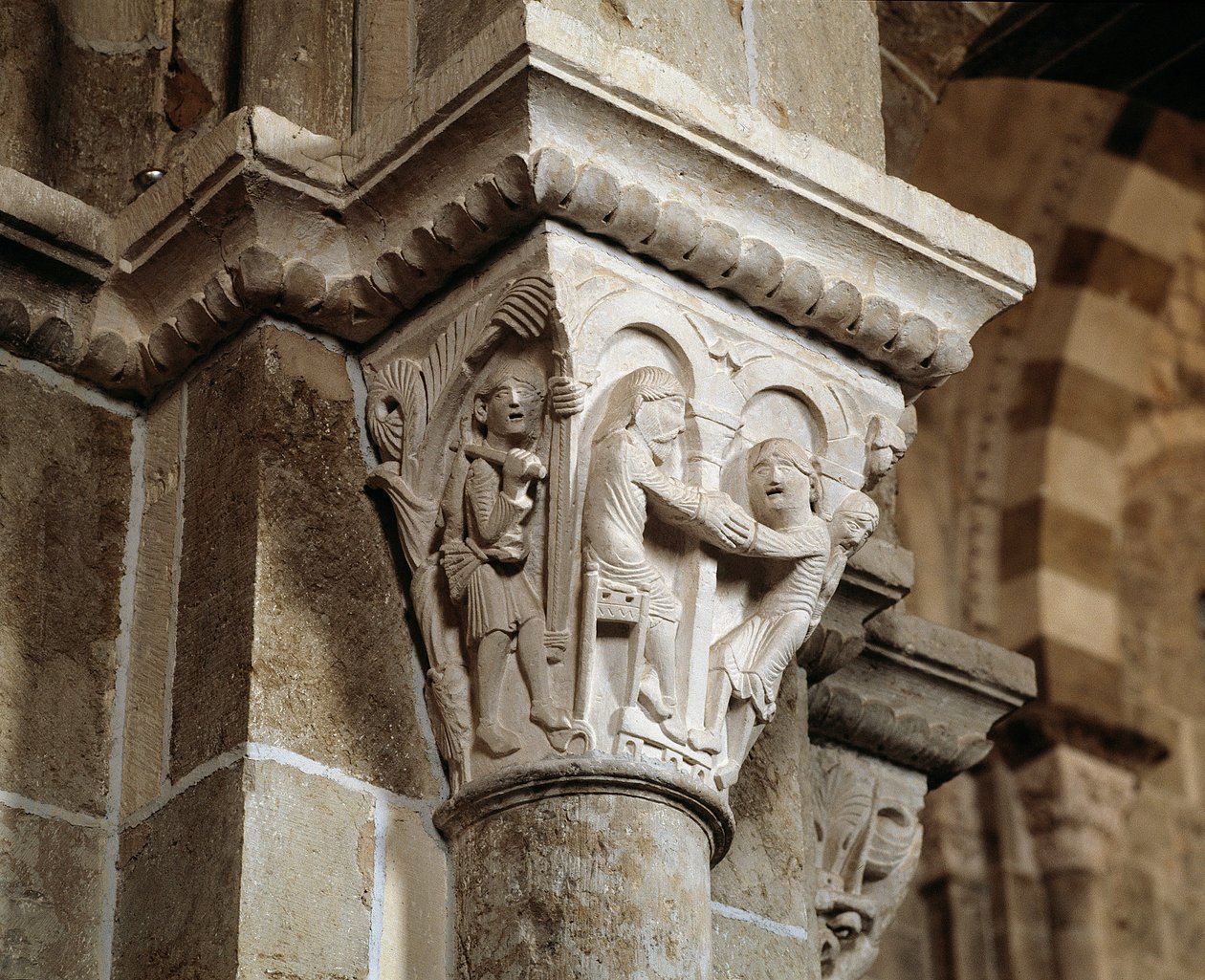 Esau återvänder från jakt och befinner sig framför sin far Isaac som välsignar Jakob (uthuggen huvudstad) av Romanesque