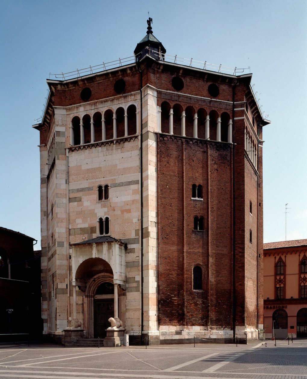 Utsidan av dopet av Romanesque