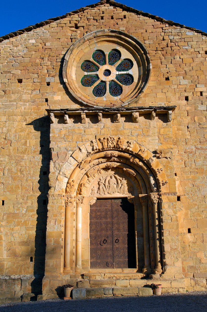 Fasad av kyrkan Saint Maria de Covet, Isona, Spanien av Romanesque