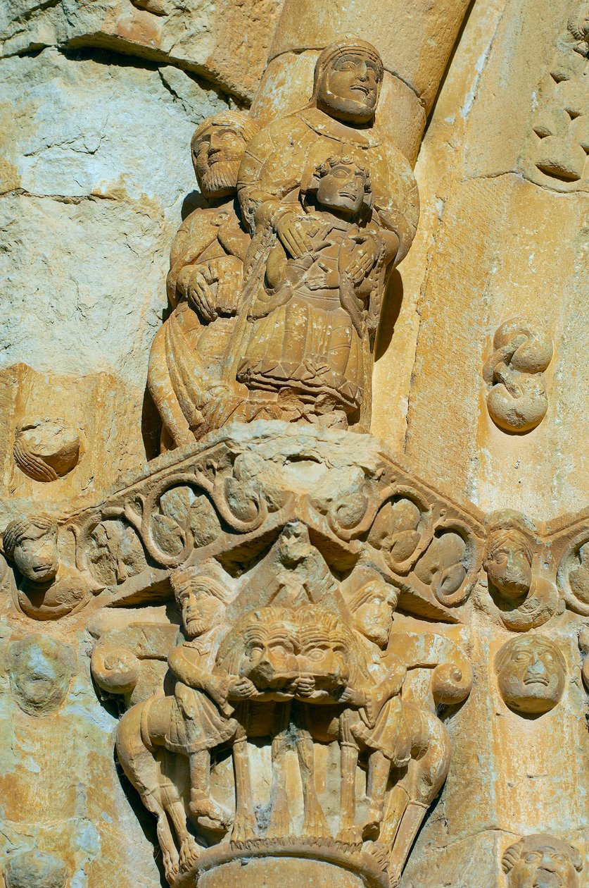 Fasad av kyrkan Saint Maria de Covet, Isona, Spanien, detalj av en huvudstad av Romanesque