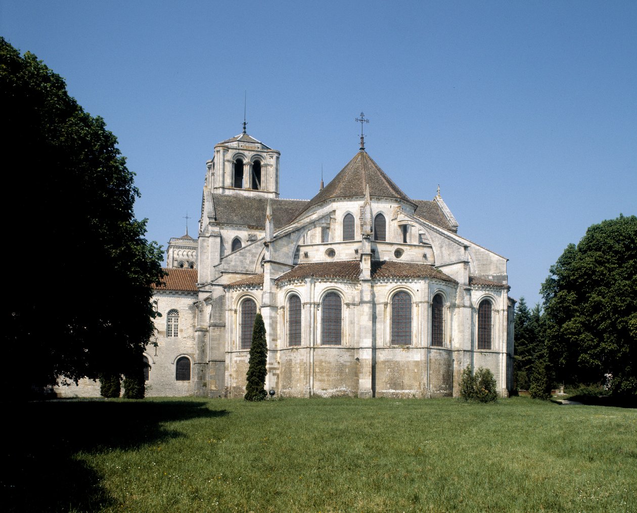 Översikt över basilikan av Romanesque