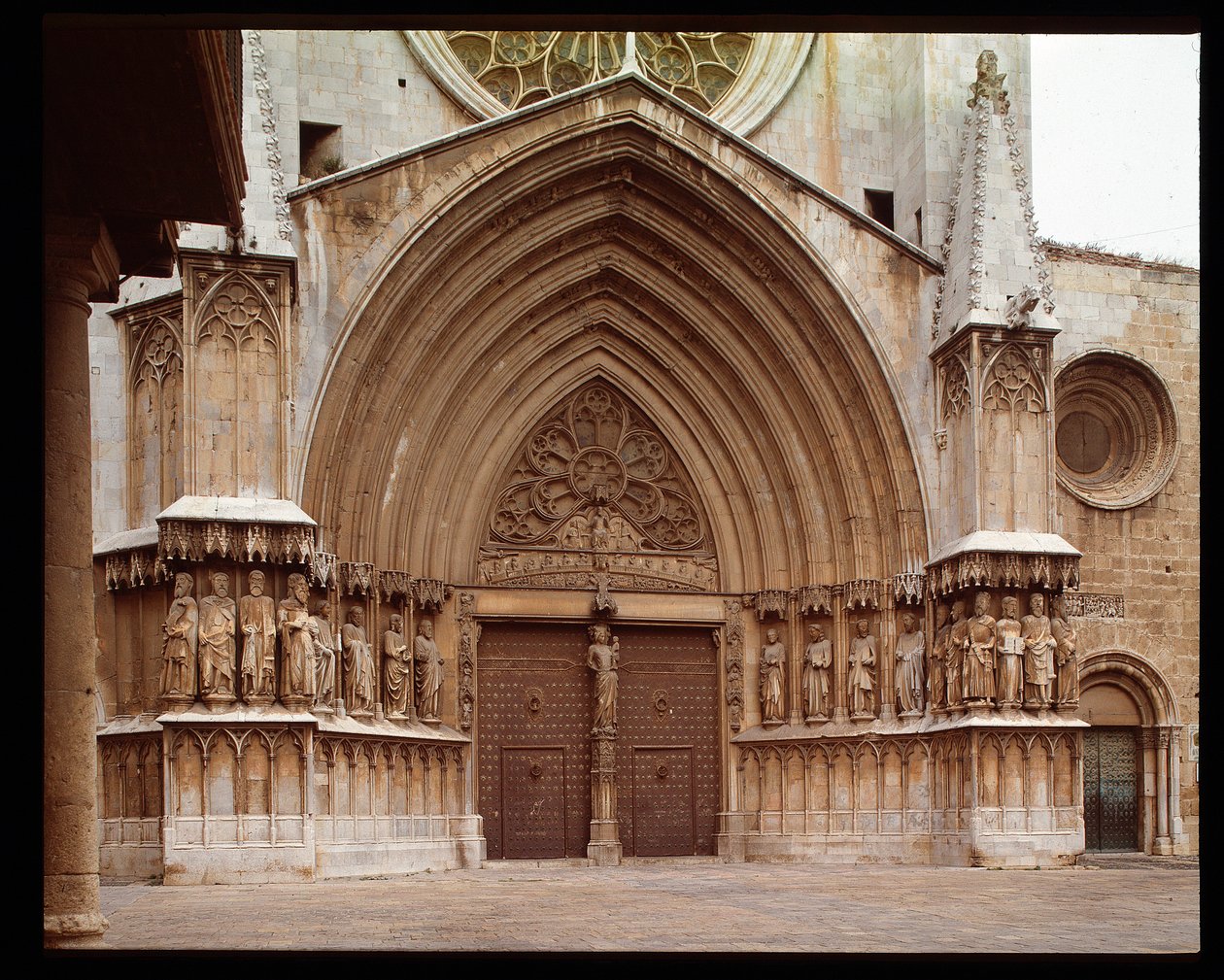 Gotisk konst: detalj av den centrala portalen till katedralen St. Thecle i Tarragona av Romanesque