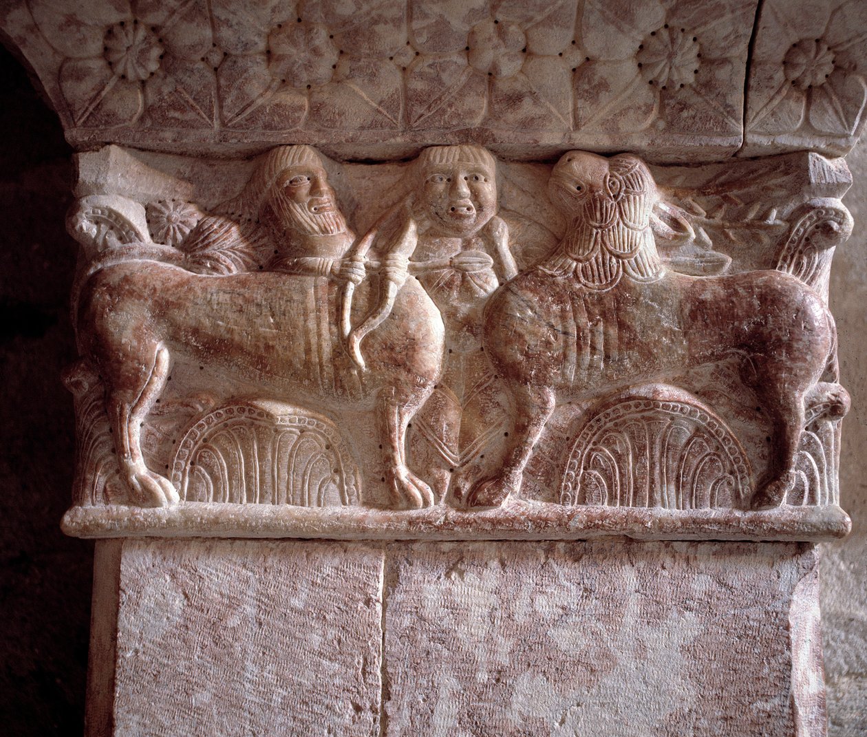 Jaktscen, snidad huvudstad i Priory-tribunen av Romanesque