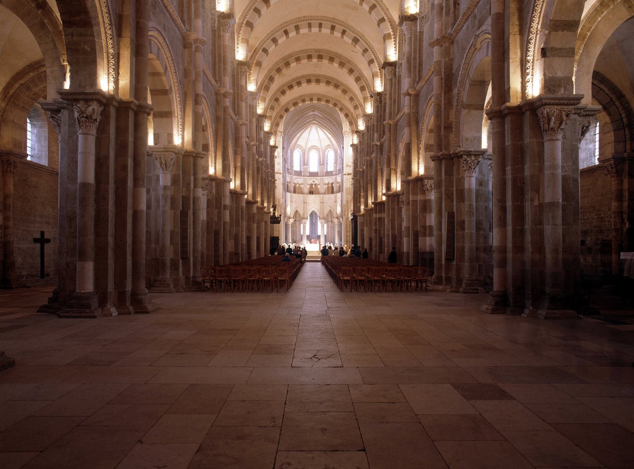 Interiör av Cathedrale de Vézelay (89): Långhuset. av Romanesque