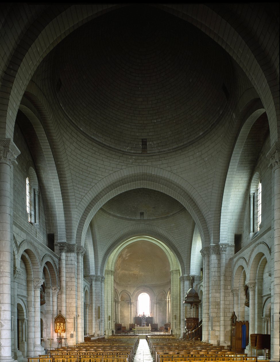 Invändig utsikt över Cathedrale Saint Pierre (Saint Pierre) av Romanesque
