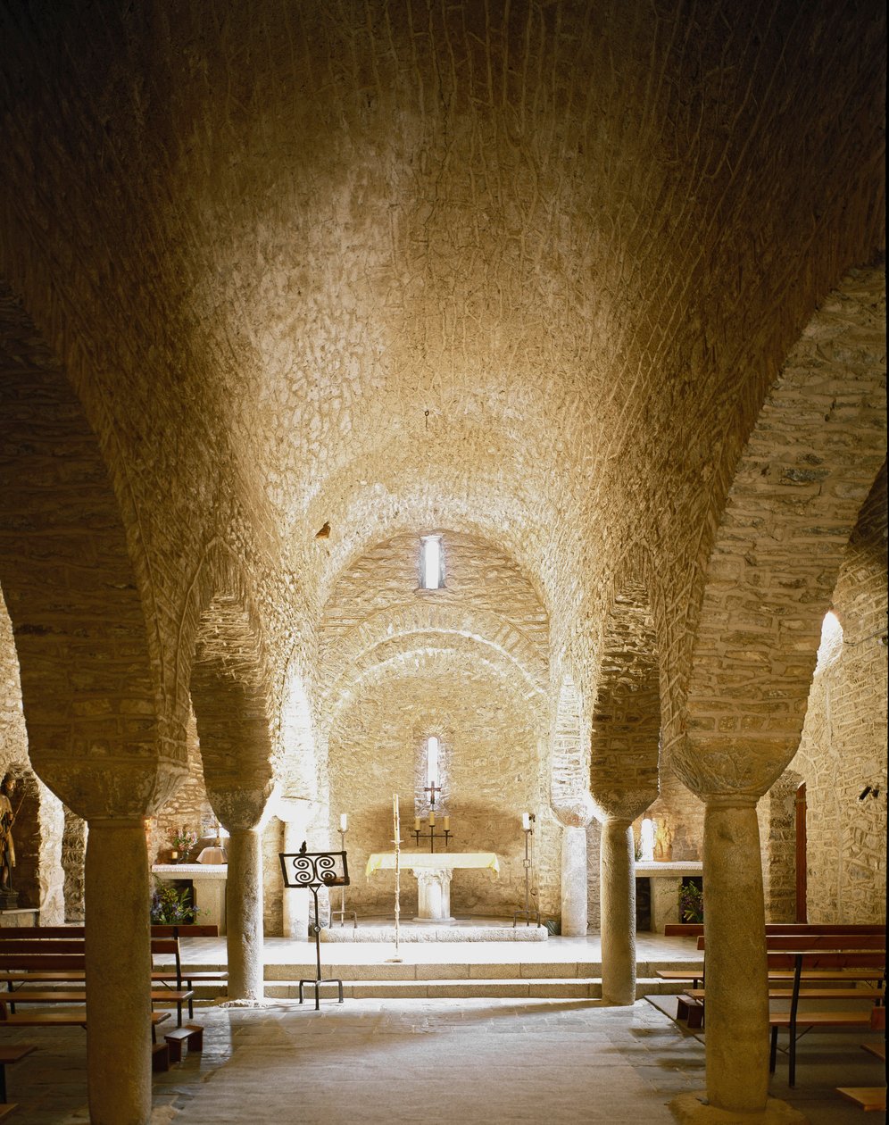 Invändig utsikt över klostret av Romanesque