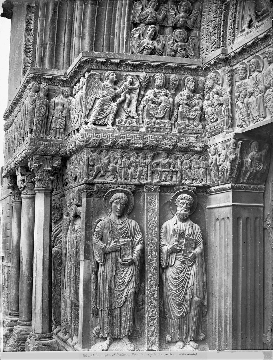 Vänster sida av kyrkans portal av Romanesque