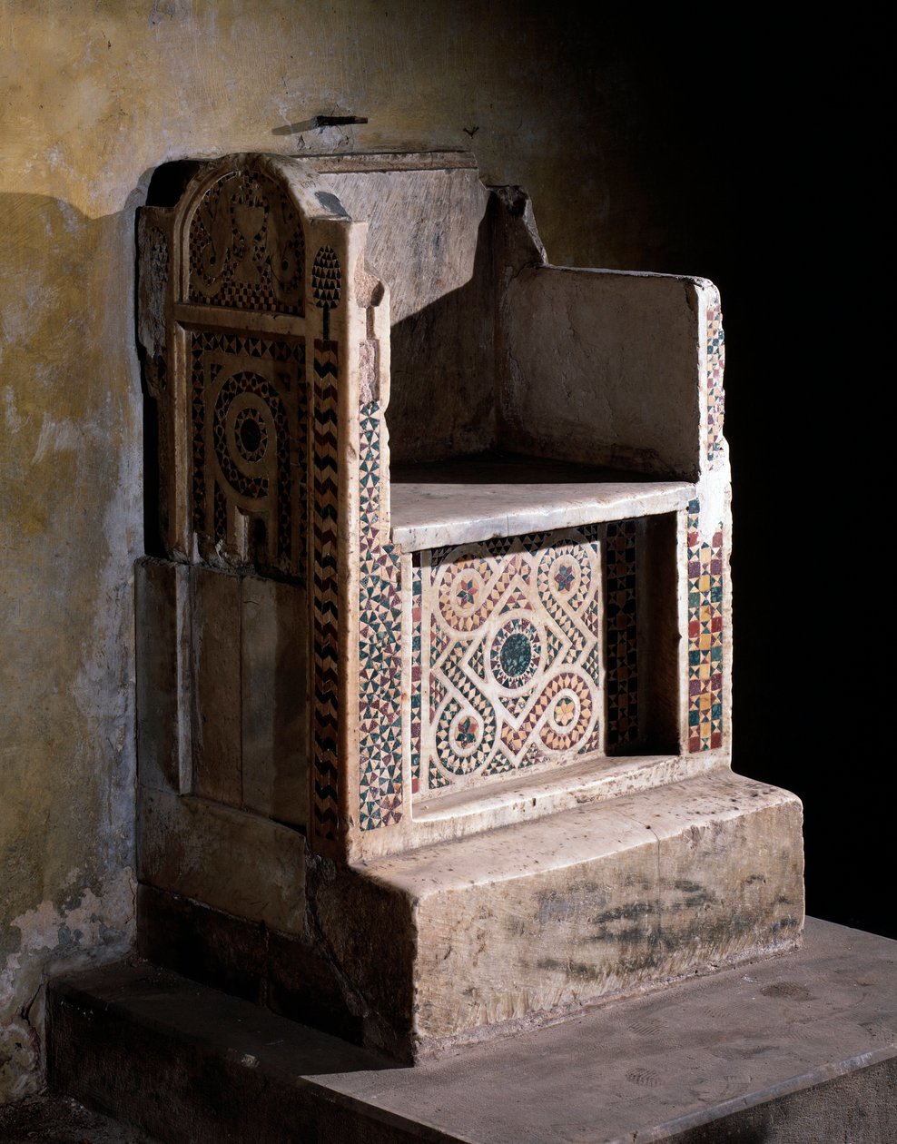 Marmor och mosaikstol av motpåven Clement VII, kosmatesk stil av Romanesque